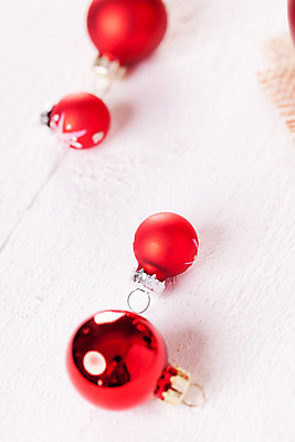 포토 JPG 해외이미지 크리스마스장식 크리스마스 실내 사람없음 아웃포커스 흰배경 오너먼트 해외202004 해외포토 기념일 백그라운드 촬영기법 내부 흰색 파일형식 이미지허브