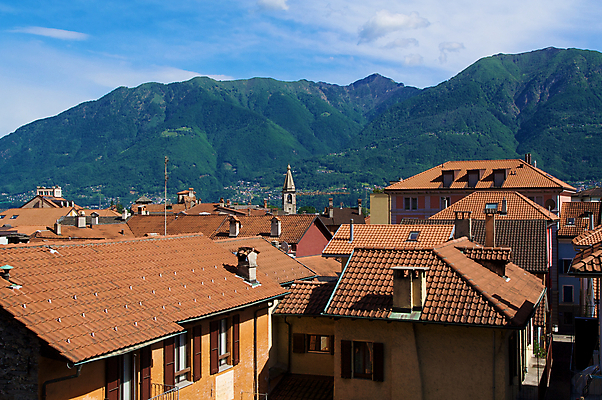 포토 JPG 해외이미지 외관 유럽 건축양식 지붕 산 주택 굴뚝 풍경 사람없음 야외 건물 빨간색 도시풍경 도시 그룹 역사 정상 옥상 타일 스위스 알프스 타운 구시가지 많음 해외202004 해외포토 건축물 건축 나라 컬러 컨셉 파일형식 이미지허브