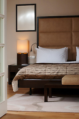 포토 JPG 해외이미지 가구 베개 호텔 실내 사람없음 장식 갈색 침실 침대 램프 시트 여관 해외202004 해외포토 컬러 생활용품 침구 숙소 조명 내부 파일형식 이미지허브