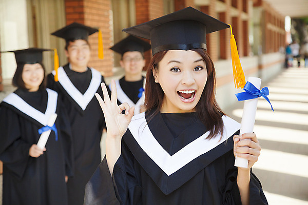 포토 JPG 해외이미지 주간 여자 남자 행복 학사모 졸업 졸업식 졸업생 여러명 상반신 성인 야외 옆모습 축하 졸업가운 졸업장 성인만 해외포토 자연요소 모자_잡화 교육 감정 뷰포인트 다수 컨셉 사람 가운 파일형식 이미지허브
