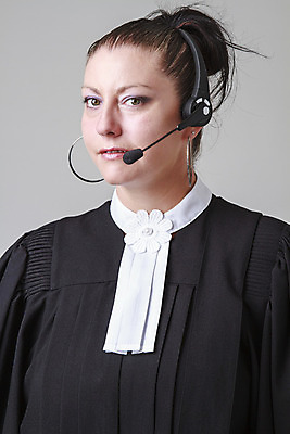 포토 JPG 해외이미지 직업 여자 캐나다 비즈니스 통신 한명 30대 스마트폰 검은색 헤드폰 재킷 가운 바 수비 연습 상담 법 재판 법관 공정 변호사 법정 정중 조언 헌법 헬프 해외202004 해외포토 1 옷 컬러 음향기기 컨셉 북아메리카 모션 사람 장년 핸드폰 스마트기기 외투 도움 법률가 파일형식 이미지허브