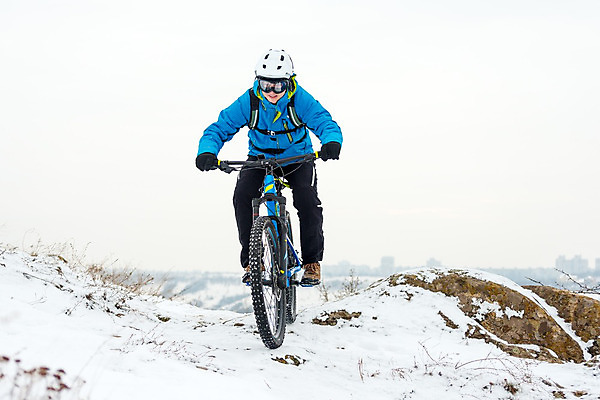 포토 JPG 해외이미지 라이프스타일 남자 겨울 산 한명 풍경 성인 야외 자전거 승차 헬멧 언덕 라이더 산악자전거 성인남자한명만 해외202004 해외포토 1 계절 모션 사람 생활 바이크 보호장비 남자한명만 성인남자만 파일형식 이미지허브