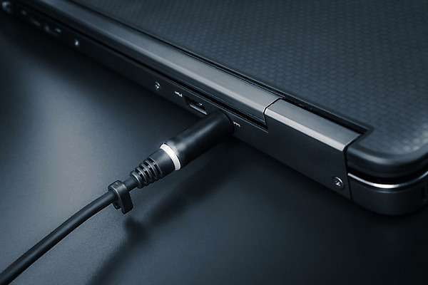 포토 JPG 해외이미지 백그라운드 컨셉 비즈니스 기술 사람없음 노트북 빛 컴퓨터 사무실 검은색 공책 힘 에너지 키보드 업무 플러그 코드 연결 철사 베터리 요금 하드웨어 주도 해외202004 해외포토 컬러 문구용품 전자제품 예절 작업 파일형식 이미지허브