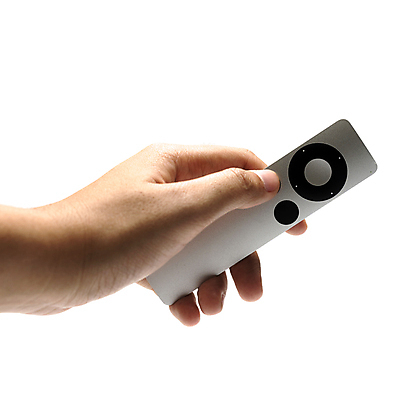 포토 JPG 해외이미지 손 실내 들기 신체부위 리모컨 해외202004 해외포토 모션 사람 내부 파일형식 이미지허브