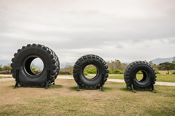 포토 JPG 해외이미지 산업 곡선 부분 교통시설 3 그림자 사람없음 검은색 어둠 흰색 반지 바퀴 원형 도넛 큼 순환 타이어 롤 쇼 치수 짐차 무거움 고무 흐림 고립 그런지 옛날 자동 중고 해외202004 해외포토 도형 선 컬러 교통 장신구 모션 자동차 날씨 디저트 무게 크기 시설 파일형식 이미지허브