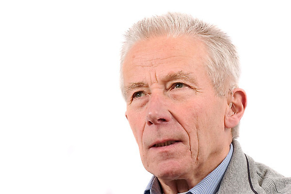 포토 JPG 해외이미지 할아버지 남자 백그라운드 한명 사람 성인 회색 흰색 주름 아빠 흰배경 고립 배려 심각 해외202004 해외포토 1 노년 컬러 컨셉 가족 파일형식 이미지허브