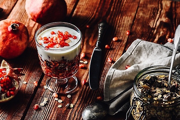 포토 JPG 해외이미지 유리병 잔 실내 사람없음 숟가락 나이프 석류 과일파르페 나무탁자 해외202004 해외포토 식기 과일 탁자 병_용기 수저 내부 칼 파르페 파일형식 이미지허브