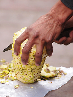 포토 JPG 해외이미지 직업 여자 음식 장갑 과일 재료 태국 기술 관리 사람 동양인 성인 사람없음 장식 쇼핑 노란색 주방 요리사 앞치마 신선 잡기 업무 고명 칼 달콤 자르기 파인애플 준비 날카로움 개조 해외202004 해외포토 잡화 아시아 컬러 모션 인종 작업 맛 열대과일 파일형식 이미지허브