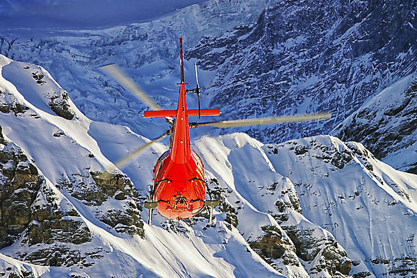 포토 JPG 해외이미지 겨울 하늘 휴가 산 사람없음 빨간색 파란색 햇빛 흰색 헬리콥터 스위스 항공 함선 알프스 산악지대 절정 착륙 해외202004 해외포토 계절 유럽 컬러 배_교통 비행기 태양 파일형식 이미지허브