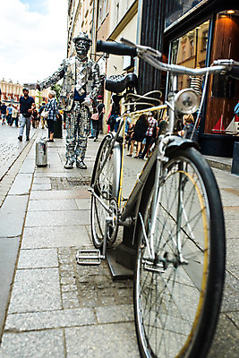 포토 JPG 해외이미지 유럽 여행 유리 거리 사람 사람없음 빛 반사 여행가방 자전거 거울 옛날 이국적 크라쿠프 해외202004 해외포토 나라 가방 재질 바이크 폴란드 파일형식 이미지허브