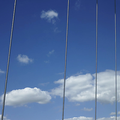 포토 JPG 해외이미지 외관 산업 선 하늘 안내 흑백 안전 사람없음 파란색 금속 힘 전선 잡기 코드 그늘 철 보안 각도 청록색 대각선 평행 고체 직진 철강 미니멀 해외202004 해외포토 컬러 모션 재질 촬영기법 파일형식 이미지허브