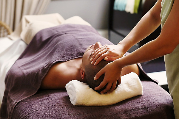 포토 JPG 해외이미지 전신 손 남자 한명 상반신 성인 앞모습 신체부위 수건 눕기 마사지 꾸미기 마사지샵 자기관리 성인남자한명만 그루밍족 해외202004 해외포토 1 뷰포인트 모션 사람 위생용품 뷰티 남자한명만 성인남자만 파일형식 이미지허브