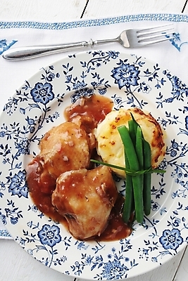 포토 JPG 해외이미지 전통 그릇 콩 감자 사람없음 식사 저녁식사 치킨 프랑스어 점심식사 캐서롤 해외202004 해외포토 문자 식기 채소 곡류 용기_그릇 닭고기요리 파일형식 이미지허브