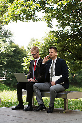 포토 JPG 해외이미지 백인 직업 라이프스타일 응시 공원 남자 행복 백그라운드 컨셉 2 비즈니스 통신 자연 성공 아이디어 직장 미소 사람 앉기 성인 야외 두명 금융 스마트폰 컴퓨터 사무실 정원 최고 업무 비즈니스맨 스마트 경영자 긍정 경영 무료 해외202004 해외포토 서양인 시선 공공시설 감정 회사 모션 표정 생활 경제 전자제품 핸드폰 스마트기기 작업 직장인 리더 생태계 파일형식 이미지허브