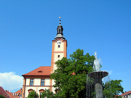 포토 JPG 해외이미지 나무 종교 시계 건축양식 사람없음 건물 물 도시풍경 교회 탑 봄 종 도시 떨어짐 분수 정사각형 광장 분무기 체코 타운 종탑 바로크 해외202004 해외포토 자연요소 도형 식물 건축물 계절 건축 유럽 컨셉 종교건축 풍경 파일형식 이미지허브