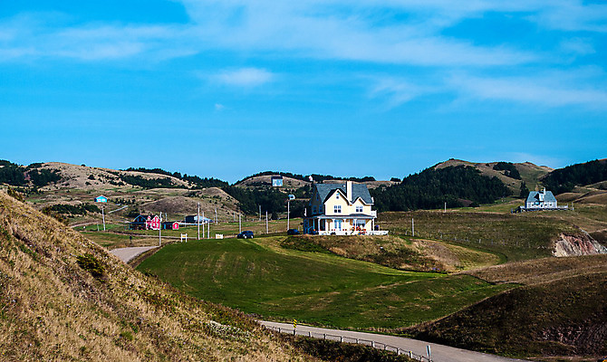 포토 JPG 해외이미지 도로 섬 백그라운드 캐나다 하늘 산 주택 풍경 사람없음 건물 목재 빨간색 노란색 마을 흰색 시골 언덕 그림 시골집 이웃 대서양 해외202004 해외포토 나무 건축물 길 바다 컬러 북아메리카 재료 교통시설 파일형식 이미지허브