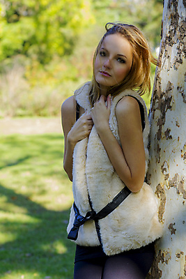 포토 JPG 해외이미지 나무 백인 1 계절 공원 여자 행복 얼굴 자연 한명 미소 사람 성인 야외 초록색 여름 청춘 봄 자유 가을 흰색 내추럴 해외202004 해외포토 서양인 식물 공공시설 감정 컬러 컨셉 표정 신체부위 생태계 파일형식 이미지허브