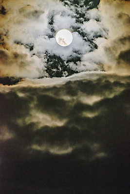 포토 JPG 해외이미지 구름 백그라운드 자연 하늘 추상 사람없음 야외 파란색 어둠 달 흰색 야간 저녁 장면 천국 해외202004 해외포토 자연요소 컬러 무늬 생태계 파일형식 이미지허브