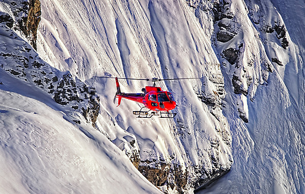 포토 JPG 해외이미지 여행 겨울 휴가 불꽃 산 경사 사람없음 빨간색 파란색 햇빛 흰색 헬리콥터 스위스 항공 휴양지 알프스 산악지대 절정 착륙 해외202004 해외포토 계절 유럽 컬러 불 비행기 태양 장소 파일형식 이미지허브