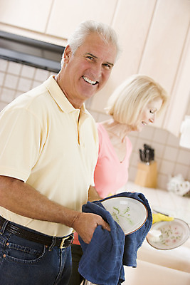 포토 JPG 해외이미지 백인 그릇 접시 커플 응시 장갑 가사 주택 함께함 실내 서기 미소 성인 두명 일상 세로 주방 잡기 도움 씻기 60대 청소 행주 해외202004 해외포토 서양인 식기 시선 잡화 노년 컨셉 관계 모션 표정 사람 내부 건물 라이프 청결 청소도구 파일형식 이미지허브