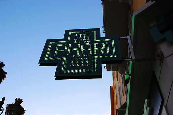 포토 JPG 해외이미지 모양 디자인 십자가 텍스트 거리 사람없음 야외 건물 가로 초록색 빛 사무실 약 상점 황혼 활발 장비 정보 프랑스 긴급 시간 도움 오픈 야간 저녁 약국 심볼 서비스 사인 네온 해외202004 해외포토 자연요소 건축물 유럽 컬러 컨셉 비즈니스 의학 일몰 파일형식 이미지허브