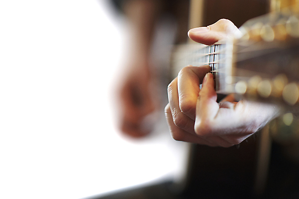 포토 JPG 해외이미지 줄 음악 신체 손가락 놀이 사람없음 기구 기타 선택 기타리스트 서쪽 플레이어 해외202004 해외포토 손 컨셉 현악기 문화예술 연주자 방향 파일형식 이미지허브