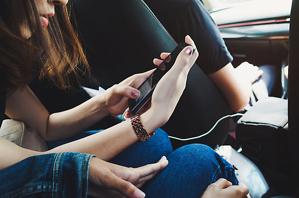 포토 JPG 해외이미지 라이프스타일 여자 감정 문화 교통수단 여행 비즈니스 통신 교통시설 자동차 성공 무선통신 실내 대화 한명 사람 20대 성인 사람없음 가로 스마트폰 핸드폰 도시 작업 토론 전화기 출장 출퇴근 바쁨 택시 시티라이프 통화 동영상 여자만 여자한명만 중소기업 해외202004 해외포토 1 육상교통 교통 컨셉 회사 모션 승용차 말하기 청년 내부 생활 전자제품 스마트기기 시설 파일형식 이미지허브