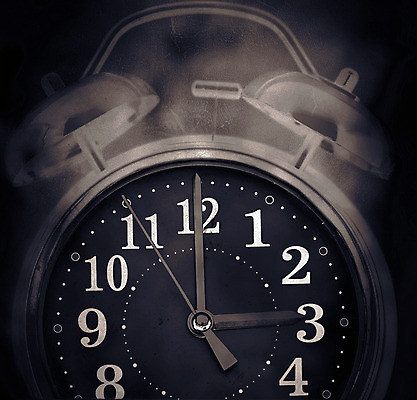 포토 JPG 해외이미지 시계 컨셉 생각 스트레스 주택 피곤 사람없음 치료 파란색 어둠 침실 고통 자명종 슬픔 수확 분노 침대 잠 클래식 고독 야간 무서움 달빛 고민 걱정 복고 공포 문제 긴장 노려봄 불면증 악몽 우울증 좀비 해외202004 해외포토 자연요소 감정 컬러 가구 농업 의학 표정 건물 알람 달 질병 파일형식 이미지허브