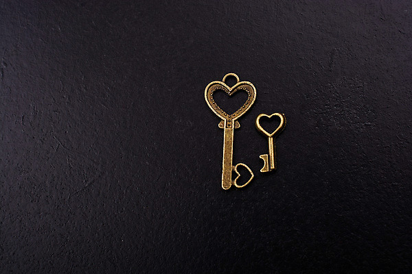 포토 JPG 해외이미지 백그라운드 사람없음 검은색 하트 황금열쇠 해외202004 해외포토 모양 컬러 열쇠 파일형식 이미지허브