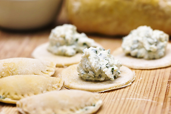 포토 JPG 해외이미지 음식 치즈 사람없음 면 먹기 허브 준비 반죽 라비올리 크림치즈 홈메이드 해외202004 해외포토 식물 모션 유제품 만들기 파일형식 이미지허브