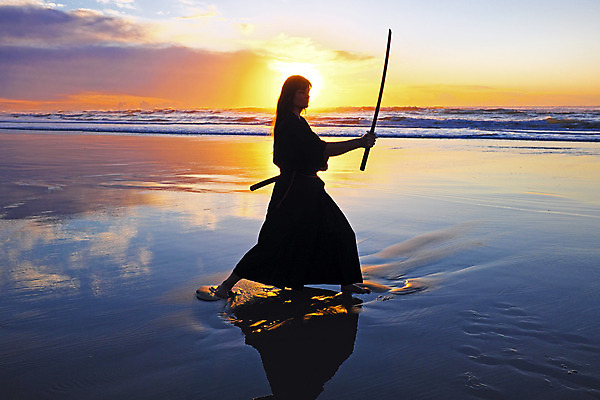 포토 JPG 해외이미지 여자 남자 아시아 모션 한명 20대 가로 초록색 금속 일본 힘 분노 칼 숲 싸움 날카로움 전사 게이샤 사무라이 여자만 여자한명만 카피스페이스 해외202004 해외포토 1 감정 나라 컬러 재질 사람 청년 공백 파일형식 이미지허브