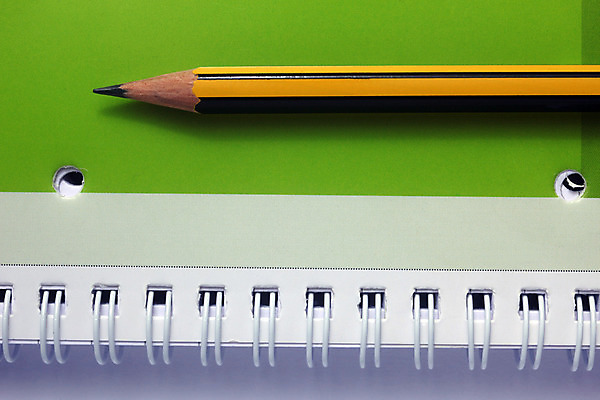 포토 JPG 해외이미지 교육 종이 학교 탁자 안내 나선형 창조 사람없음 목재 책 사무실 연필 다이어리 쪽지 공책 공백 반지 그리기 메시지 끝 스케치 책상 그림 질감 문서 날카로움 페이지 시트 제도 흑연 공급 해외202004 해외포토 나무 가구 무늬 비즈니스 재료 장신구 모션 문구용품 학용품 미술 필기구 사무용품 광석 파일형식 이미지허브