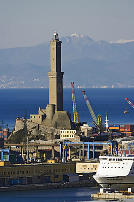 포토 JPG 해외이미지 바다 여행 교통시설 산 등대 풍경 사람없음 건물 항구 이탈리아 도시 역사 컨테이너 기중기 무역 상업 포트 천연기념물 옛날 해외202004 해외포토 건축물 유럽 산업 교통 중장비 시설 파일형식 이미지허브