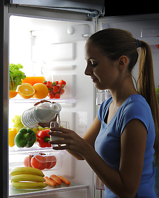포토 JPG 해외이미지 티셔츠 채소 오렌지 과일 유리 딸기 주택 바나나 실내 한명 주방 당근 우유 붓기 야간 냉장고 건강식 불면증 채식주의자 페퍼로니 성인여자만 해외202004 해외포토 자연요소 1 음식 셔츠 모션 재질 유제품 뿌리채소 사람 내부 건물 가전제품 소시지 질병 채식 여자만 성인만 파일형식 이미지허브