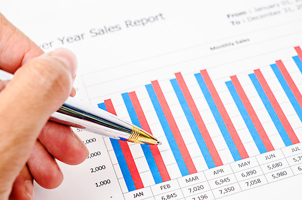 포토 JPG 해외이미지 손 컨셉 비즈니스 탁자 회의 그래프 아이디어 사람없음 금융 경제 펜 자료 거래 성장 잡기 작업 발표 계획 주식 위험 고객 책상 분석 서비스 보고서 문서 투자 상업 감시 이익 빚 리뷰 마케팅 업그레이드 자금 해외202004 해외포토 가구 돈 모션 신체부위 필기구 파일형식 이미지허브