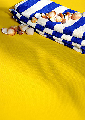 포토 JPG 해외이미지 바다 백그라운드 장신구 추상 휴가 조개 휴식 사람없음 여름 수건 컬러풀 노란색 유행 줄무늬 껍질 흰색 그늘 묘사 휴양지 해외202004 해외포토 계절 컬러 컨셉 무늬 어패류 위생용품 장소 파일형식 이미지허브