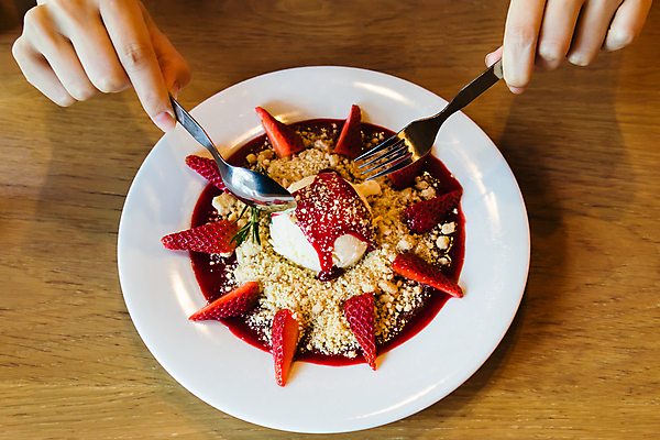 포토 JPG 해외이미지 열매 음식 백그라운드 과일 공 딸기 아이스크림 디저트 사람없음 빨간색 쿠키 숟가락 얼음 흰색 신선 달콤 맛 정상 크림 국자 바닐라 핸드메이드 해외202004 해외포토 자연요소 식물 컬러 컨셉 주방용품 수저 파일형식 이미지허브