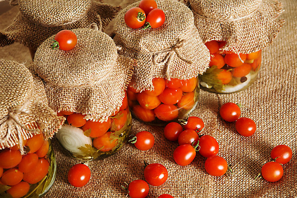 포토 JPG 해외이미지 전통 계절 음식 백그라운드 토마토 채소 방울토마토 유리 양파 주택 건강 마늘 요리 사람없음 장식 빨간색 주방 가을 흰색 항아리 조미료 캔 맛 컨테이너 먹기 삼베 향신료 유기농 피클 소금 레시피 통조림 내추럴 식초 절임 채식주의자 핸드메이드 해외202004 해외포토 웰빙 산업 컬러 컨셉 모션 재질 건물 도자기 채식 향미료 파일형식 천_직물 이미지허브