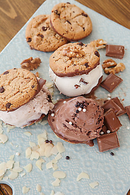 포토 JPG 해외이미지 과일 아이스크림 디저트 샌드위치 사탕 사람없음 목재 세로 쿠키 초콜릿 냉동 시골 신선 뿌리기 아몬드 레시피 핸드메이드 해외202004 해외포토 나무 음식 재료 모션 견과류 파일형식 이미지허브