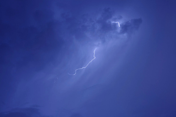 포토 JPG 해외이미지 구름 자연 하늘 날씨 사람없음 파란색 빛 갈색 어둠 에너지 야간 위험 번개 폭풍 뇌우 스트라이크 해외202004 해외포토 자연요소 컬러 컨셉 생태계 파일형식 이미지허브
