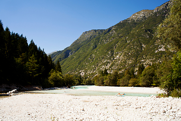 포토 JPG 해외이미지 나무 구름 유럽 여행 자연 하늘 날씨 산 풍경 사람없음 물 여름 강 평화 맑음 침묵 봄 흐름 추위 안개 바위 신선 개울 매끈함 숲 알프스 암초 슬로베니아 해외202004 해외포토 자연요소 식물 계절 나라 컨셉 소리 돌_바위 감각 생태계 파일형식 이미지허브