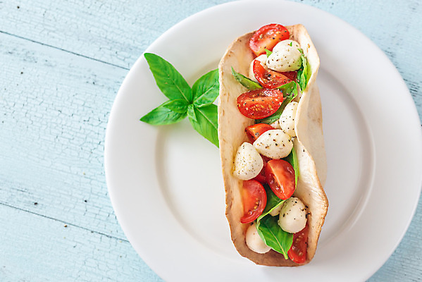 포토 JPG 해외이미지 접시 음식 조각 2 토마토 채소 재료 부분 공 치즈 샌드위치 옥수수 요리 사람없음 빨간색 초록색 식사 이탈리아 덮개 껍질 흰색 시골 신선 체리 정상 다발 속도 바질 타코 점심식사 폭식 모짜렐라치즈 스터핑 카프레제 피타 해외202004 해외포토 식기 유럽 빵 컬러 과일 유제품 곡류 샐러드 뚜껑 파일형식 이미지허브