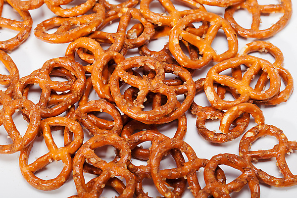 포토 JPG 해외이미지 실내 사람없음 여러개 흰배경 브레첼 해외202004 미니프레즐 해외포토 다수 백그라운드 디저트 내부 과자 흰색 파일형식 이미지허브