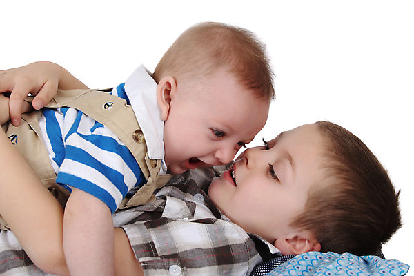 포토 JPG 해외이미지 백인 모델 응시 어린이 가족 관계 놀이 사랑 미소 웃음 사람 소년 두명 가로 파란색 금발 노란색 터치 흰색 아기 신생아 잡기 닫기 작음 걸음마 남동생 유대감 해외202004 해외포토 서양인 헤어스타일 시선 남자 감정 컬러 모션 표정 크기 동생 파일형식 이미지허브