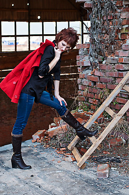 포토 JPG 해외이미지 백인 모델 1 응시 드레스 옷 여자 행복 포즈 신체 장난 휴가 휴식 갈색머리 건강 한명 미소 사람 성인 청춘 유행 산책 기쁨 달콤 내추럴 러시아인 스타일 해외202004 해외포토 서양인 헤어스타일 시선 감정 컨셉 표정 맛 파일형식 이미지허브