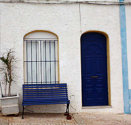 포토 JPG 해외이미지 외관 벤치 건축양식 창문 주택 사람없음 파란색 문 흰색 포르투갈 해외202004 해외포토 건축 유럽 컬러 의자 건물 파일형식 이미지허브