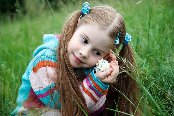 포토 JPG 해외이미지 식물 백인 공원 여자 꽃 딸 얼굴 어린이 밭 자연 한명 미소 사람 야외 초록색 여름 봄 시골 작음 해외202004 해외포토 서양인 1 계절 공공시설 컬러 농업 가족 표정 신체부위 크기 생태계 파일형식 이미지허브