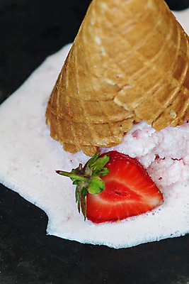 포토 JPG 해외이미지 열매 음식 백그라운드 컨셉 다이어트 딸기 디저트 건강 사람없음 컬러풀 과자 냉동 얼음 검은색 어둠 추위 수확 대접 신선 맛 떨어짐 시원함 크림 웅덩이 실수 원뿔 와플 소셜네트워크 요구르트 필터 해외202004 해외포토 자연요소 도형 식물 컬러 농업 과일 유제품 파일형식 이미지허브