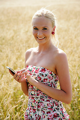 포토 JPG 해외이미지 드레스 여자 음악 여행 밭 통신 모바일 휴가 휴식 대화 한명 미소 웃음 풍경 소녀 여름 스마트폰 핸드폰 금발 태양 걷기 봄 산책 기쁨 듣기 하이킹 자유 뉴스 MP3 낟알 땅 전화기 만족 바둑 의사소통 해외202004 해외포토 자연요소 1 헤어스타일 옷 계절 감정 어린이 컨셉 농업 모션 놀이 레저 문화예술 표정 말하기 사람 전자제품 스마트기기 파일형식 이미지허브