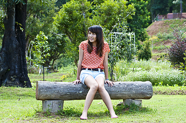 포토 JPG 해외이미지 전신 라이프스타일 공원 여자 행복 여유 40대 중년 한명 웃음 사람 앉기 동양인 야외 세로 정원 중국 카피스페이스 해외202004 해외포토 1 공공시설 감정 아시아 모션 표정 인종 성인 생활 공백 파일형식 이미지허브